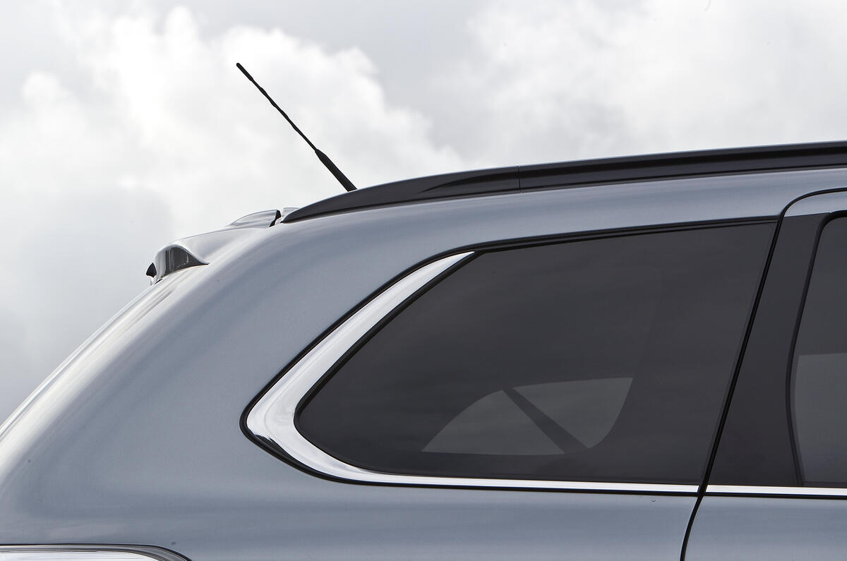 Mitsubishi Outlander rear window