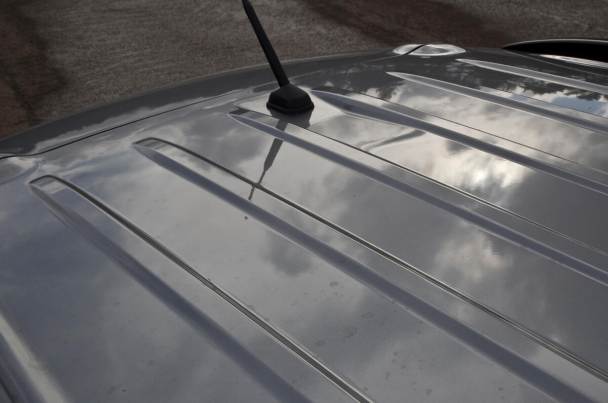 Mitsubishi Outlander corrugated roof