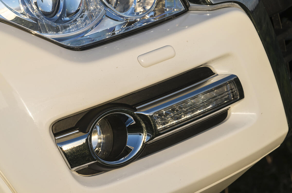 Mitsubishi Shogun foglights
