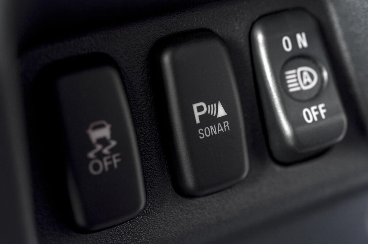 Mitsubishi Shogun switchgear