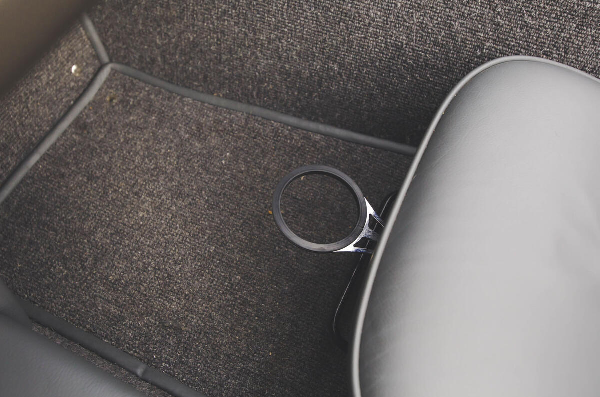 morgan plus 8 17 cupholder