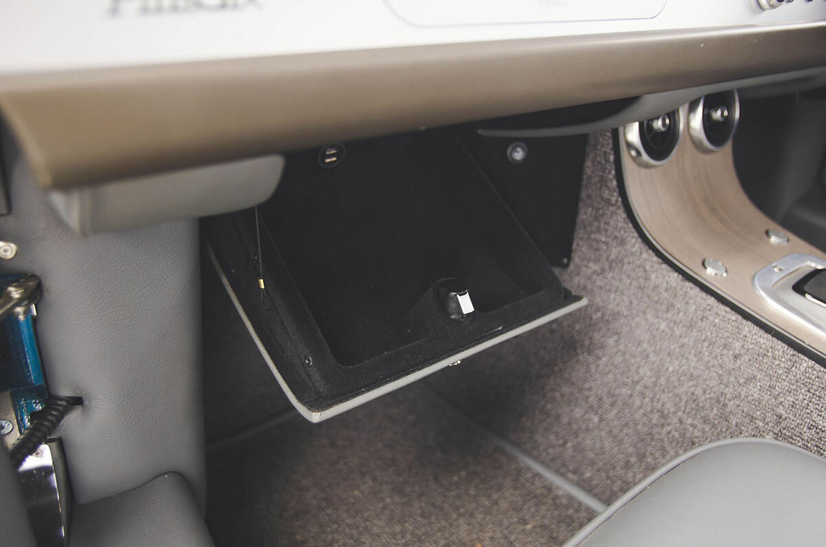 morgan plus 8 18 glovebox