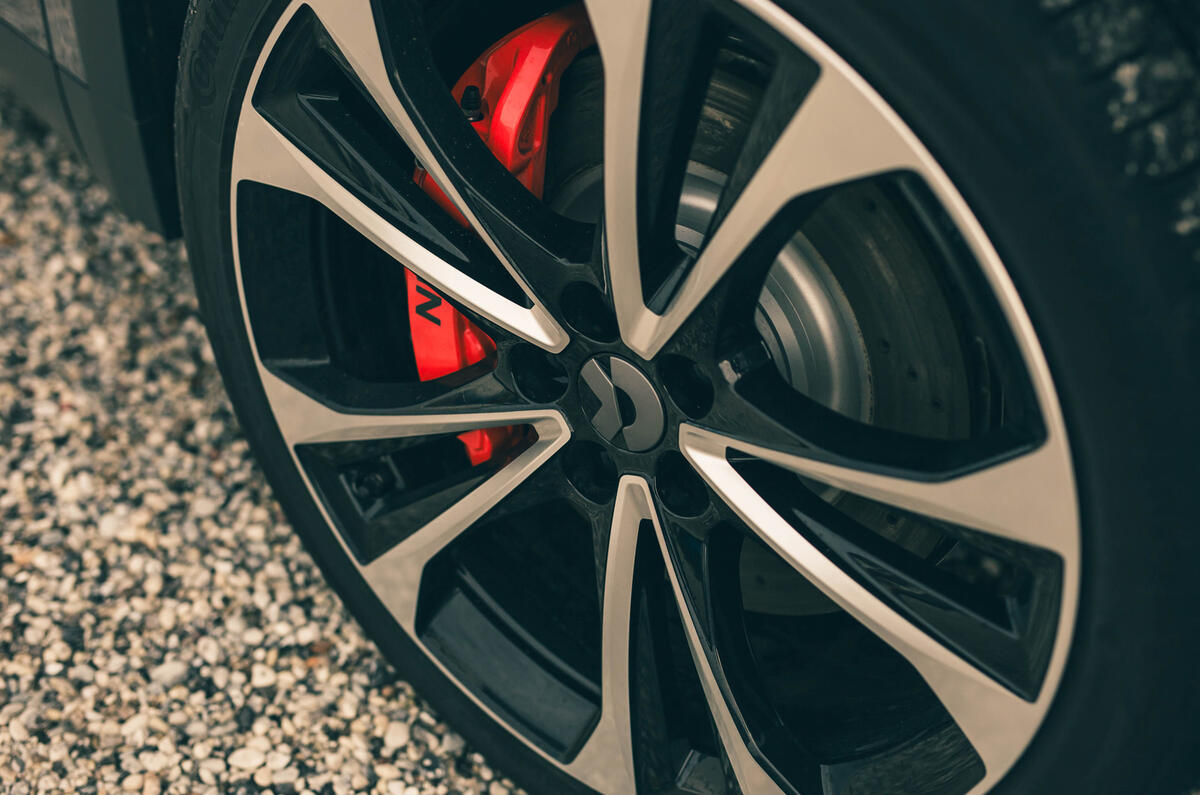 Nio EL8 review   alloy detail