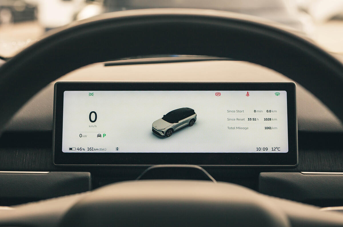 Nio EL8 review   digital driver display
