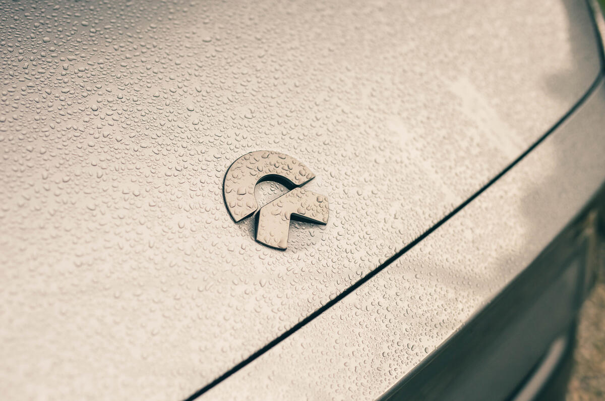 Nio EL8 review   front badge