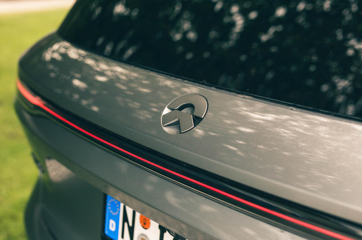 Nio EL8 review   rear light bar