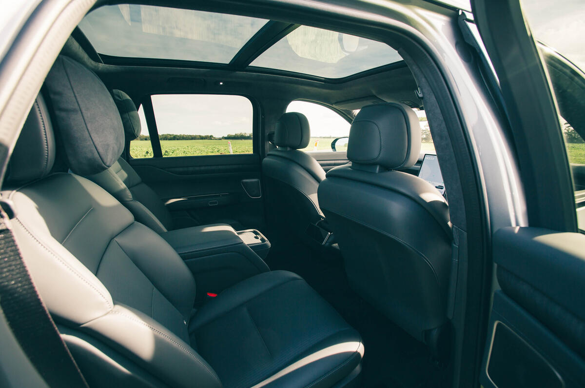 Nio EL8 review   rear seats