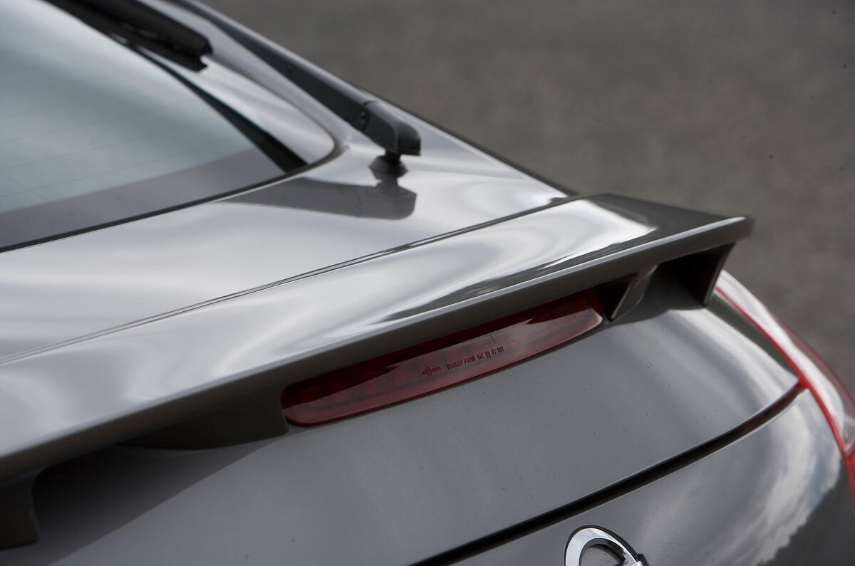 Rear wiper is fitted as standard.  All-round visibility is unusually good for a two-seat coupé Nissan 370Z rear spoiler