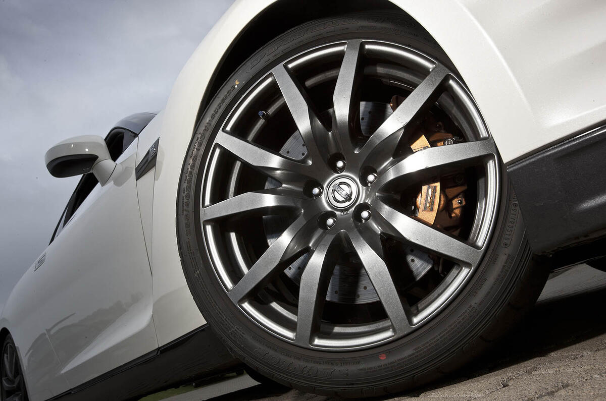 Nissan GT-R: 0-62mph 3.0sec