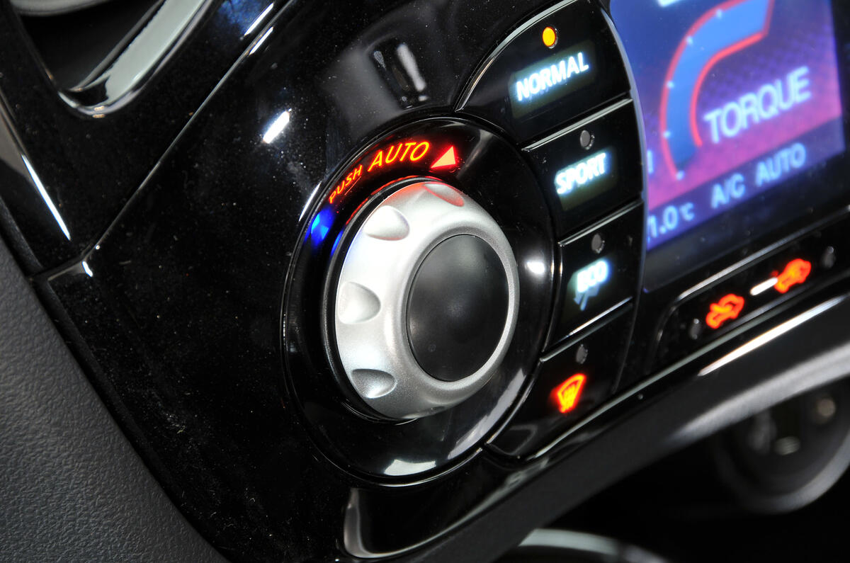Nissan Juke climate controls