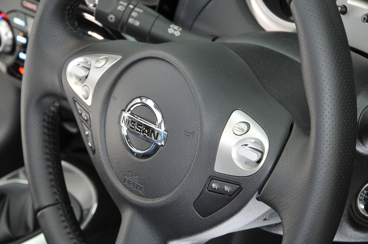 Nissan Juke steering wheel controls
