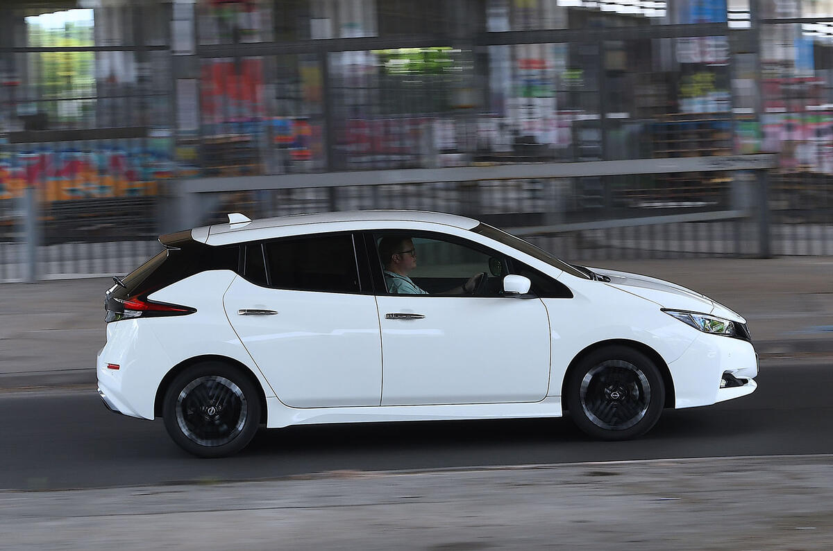 nissan leaf 2024 02 side panning nissan leaf 2024 02 side panning