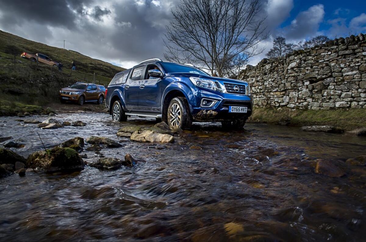 Nissan Navara NP300 wading