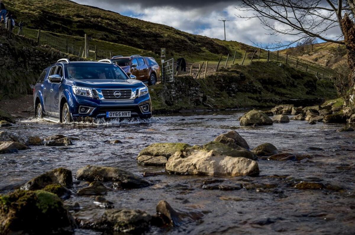 Nissan Navara NP300 fording