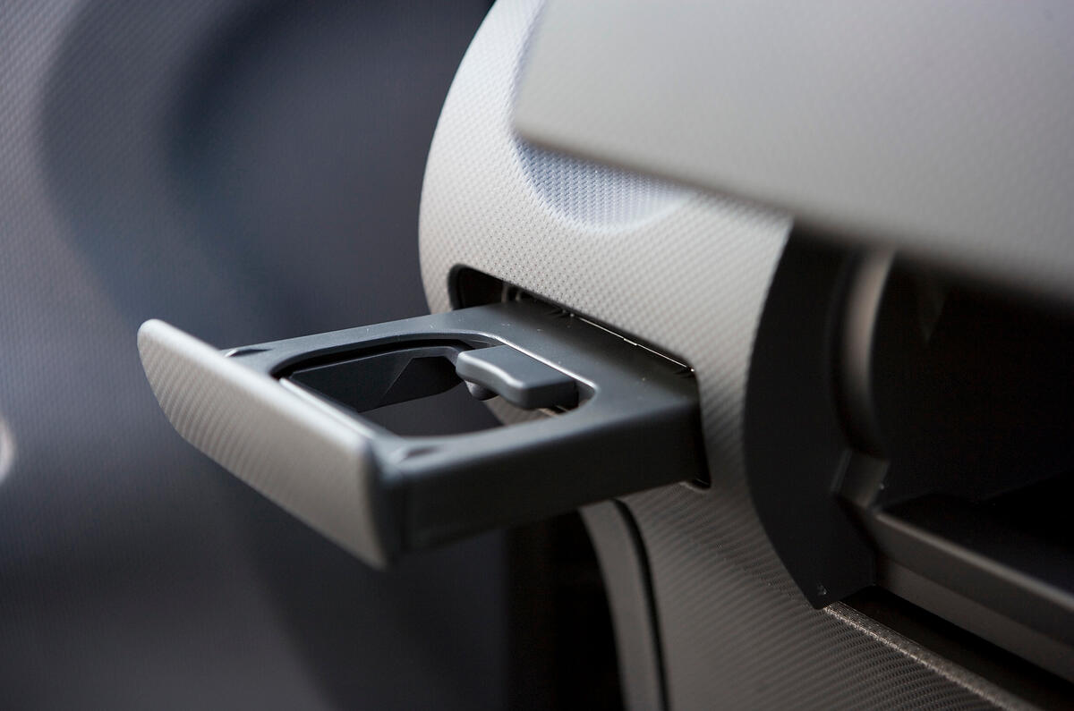 Nissan Note cupholder