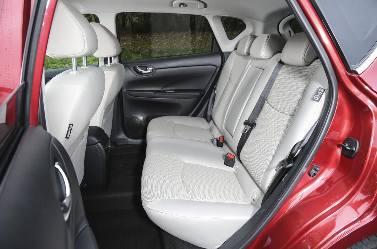 Nissan Pulsar rear seats
