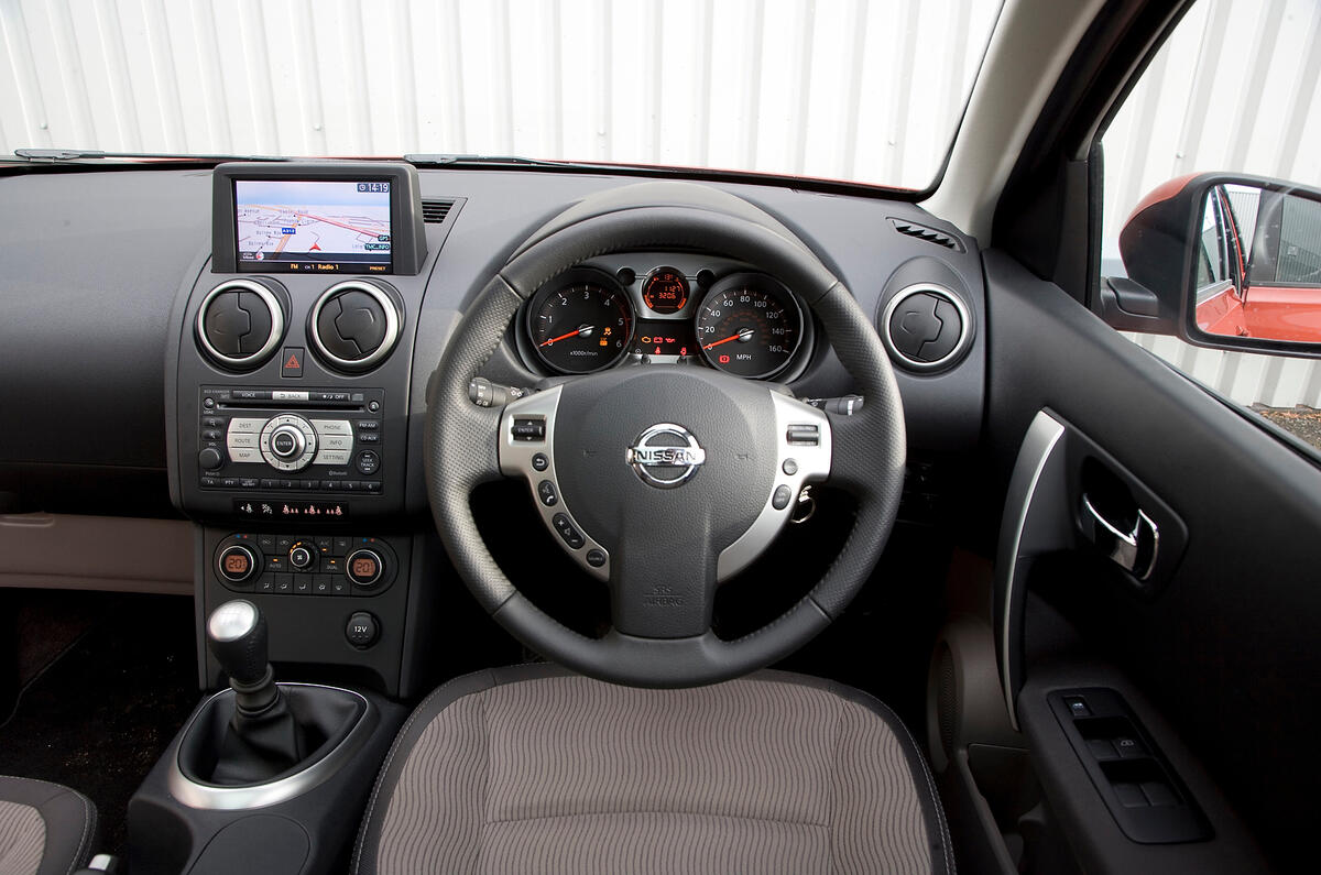 Leather steering wheel comes with Acenta trim level Nissan Qashqai dashboard