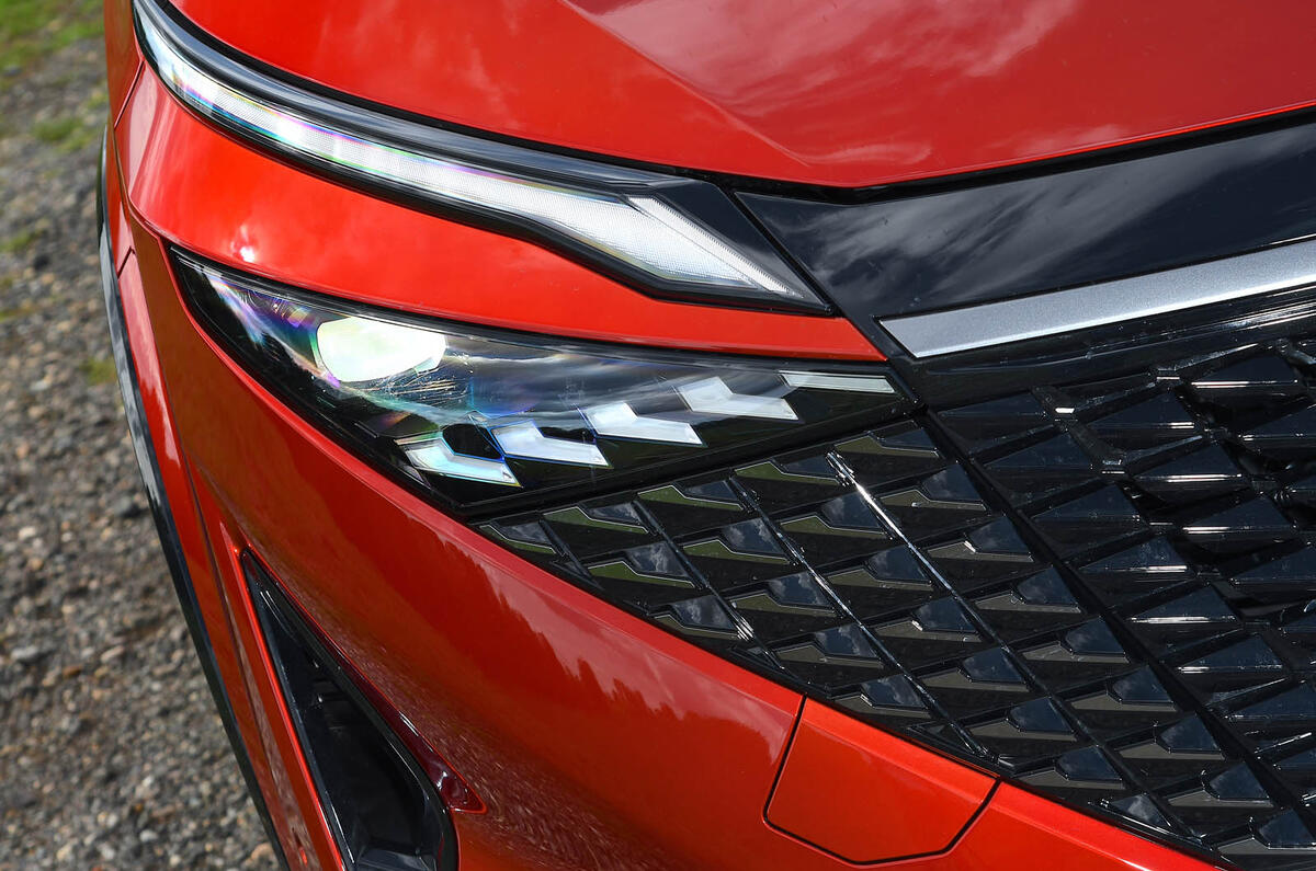 Nissan Qashqai e Power review 2025 04 lights