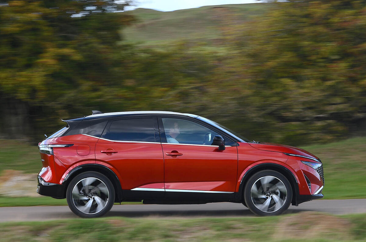 Nissan Qashqai e Power review 2025 19 side panning