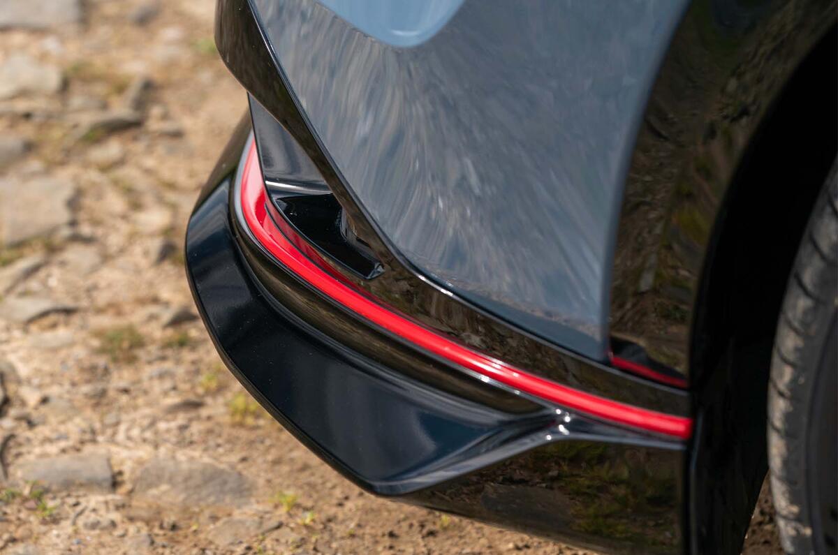 Nissan Ariya Nismo rouge accentué