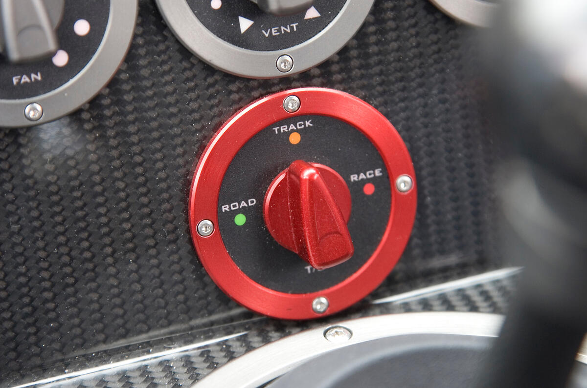 Three-position toggle switch with ‘road’, ‘track’ and ‘race’ modes regulates the turbo boost settings Noble M600 dynamic driving module