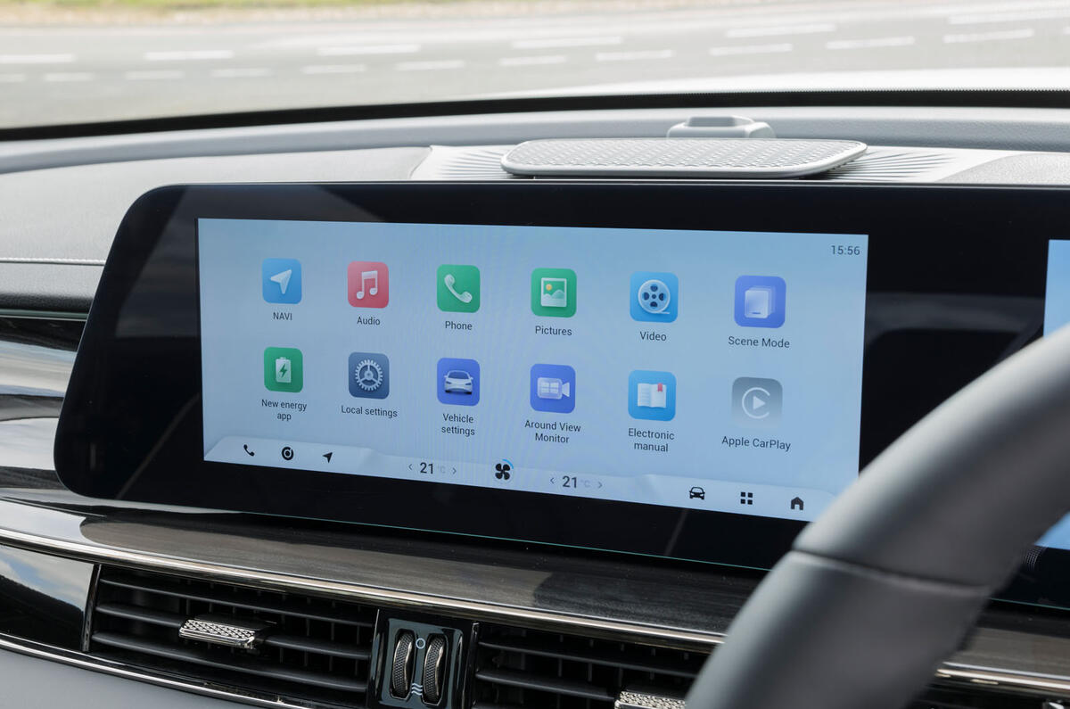 omoda 5 ev review 2024 16 infotainment