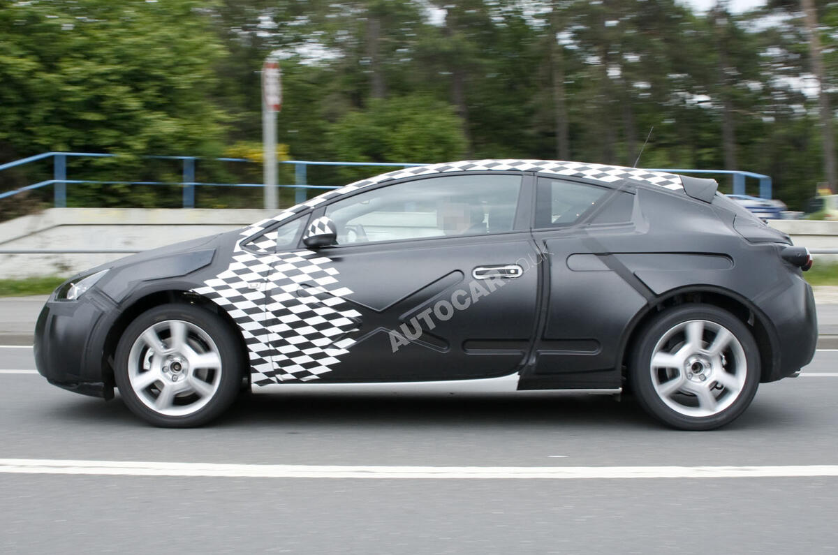 Vauxhall Astra coupe: new pics