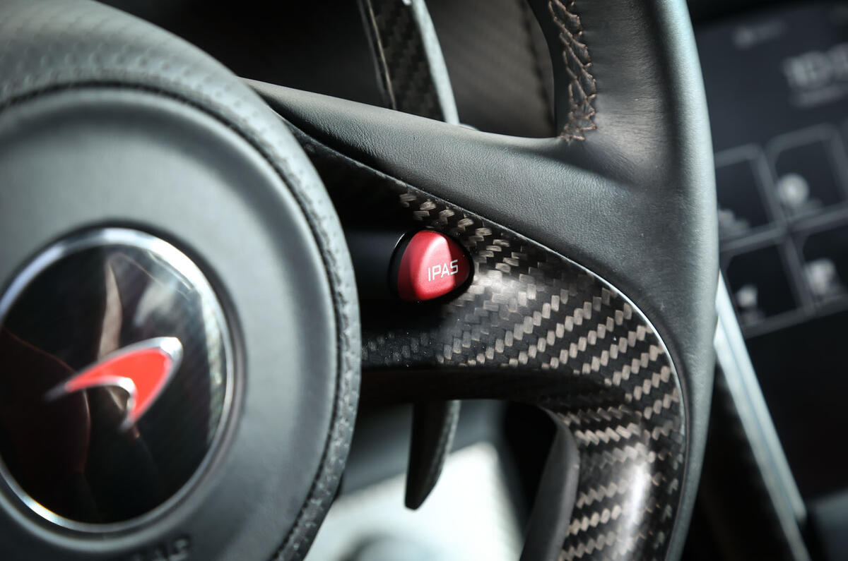 Comparison: Porsche 918 Spyder versus McLaren P1