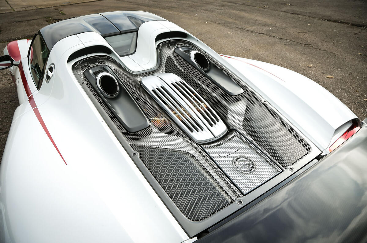 Comparison: Porsche 918 Spyder versus McLaren P1