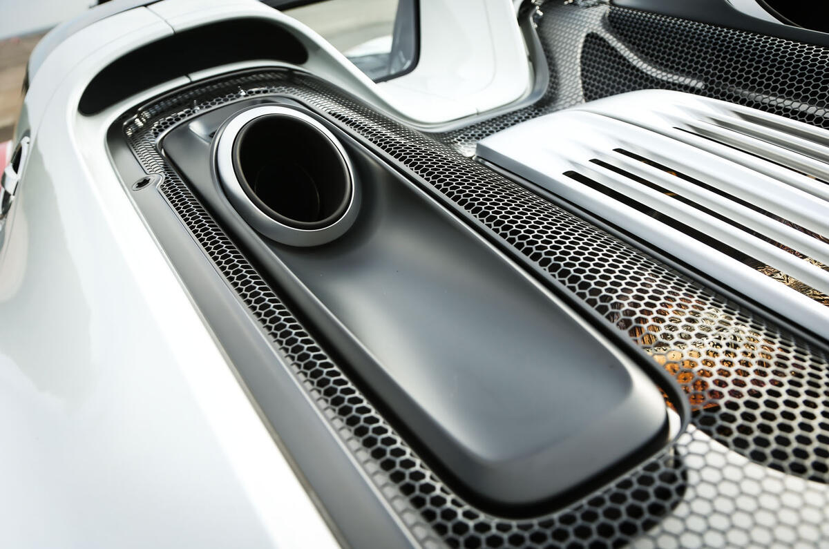 Comparison: Porsche 918 Spyder versus McLaren P1