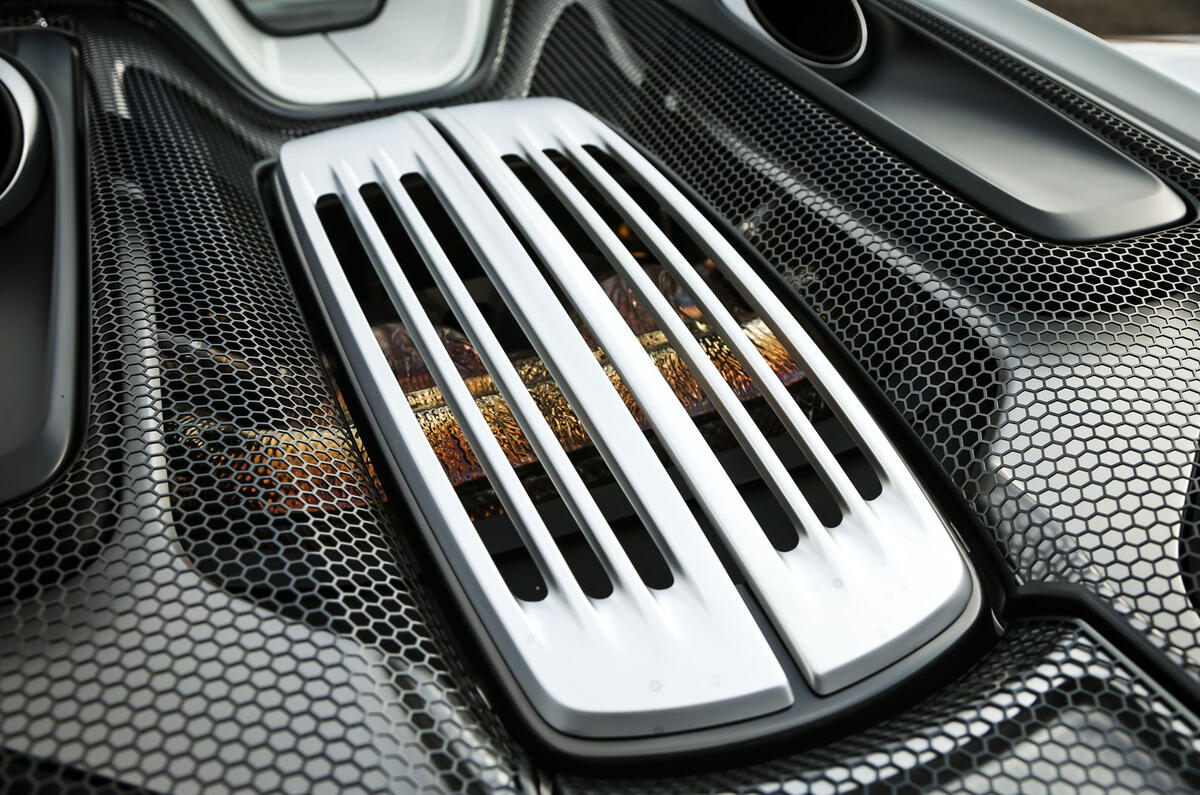 Comparison: Porsche 918 Spyder versus McLaren P1