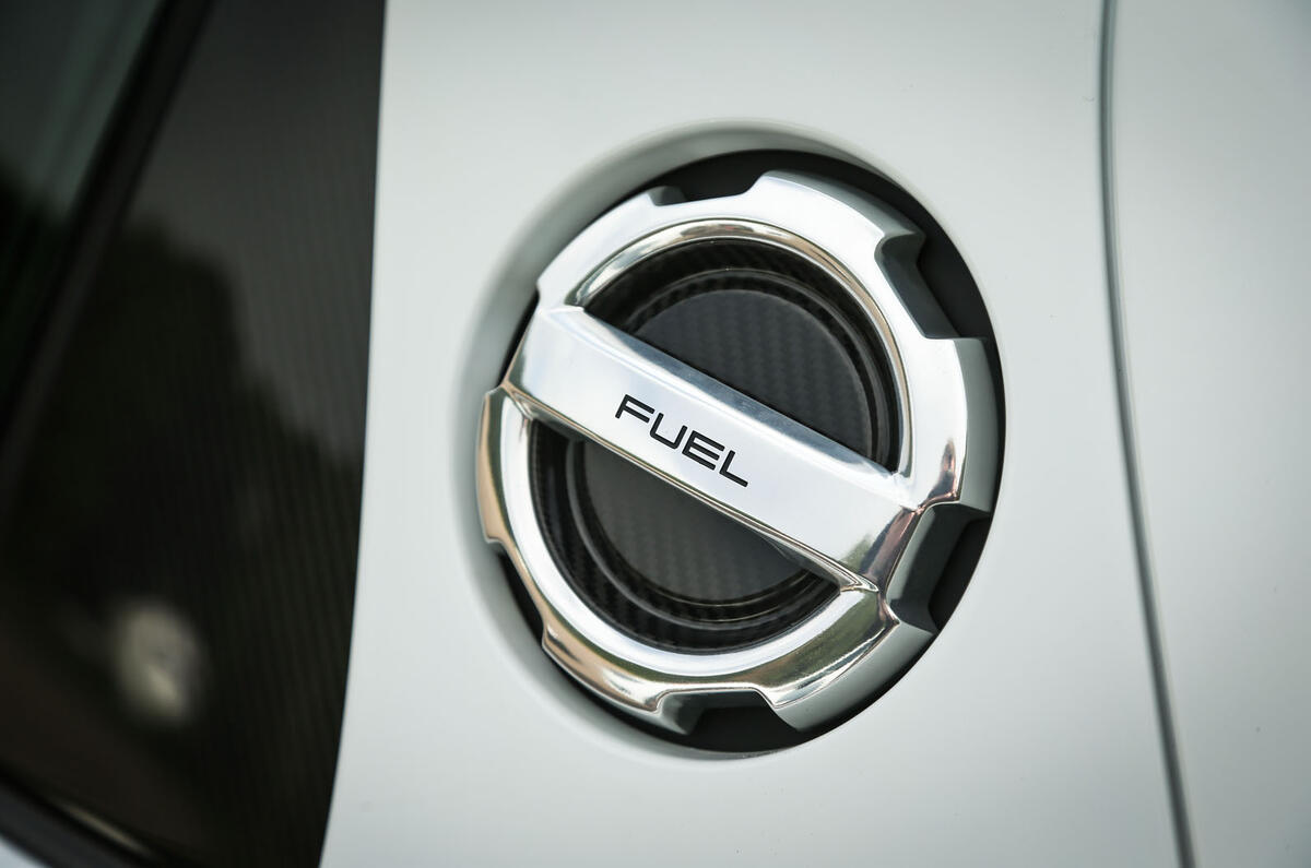 Comparison: Porsche 918 Spyder versus McLaren P1