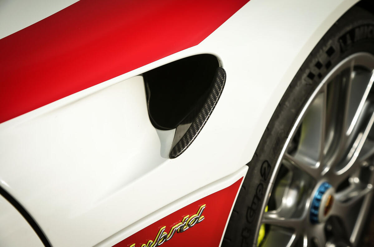 Comparison: Porsche 918 Spyder versus McLaren P1