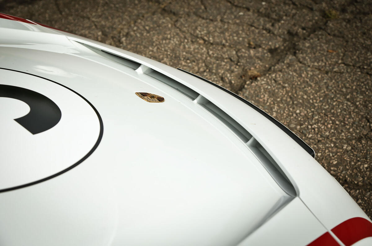 Comparison: Porsche 918 Spyder versus McLaren P1