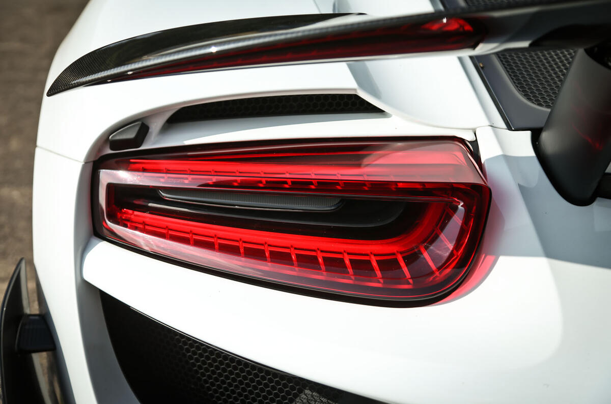 Comparison: Porsche 918 Spyder versus McLaren P1