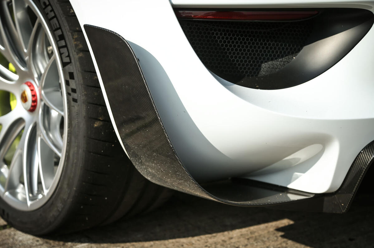 Comparison: Porsche 918 Spyder versus McLaren P1