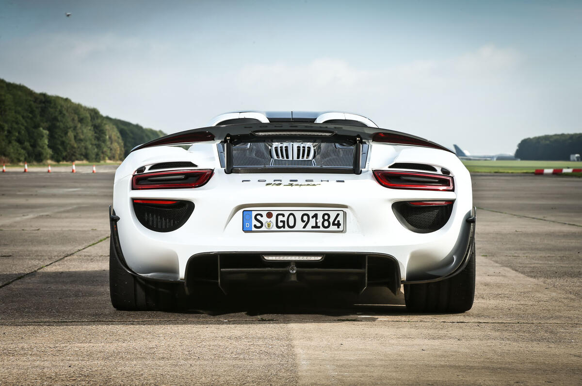 Comparison: Porsche 918 Spyder versus McLaren P1
