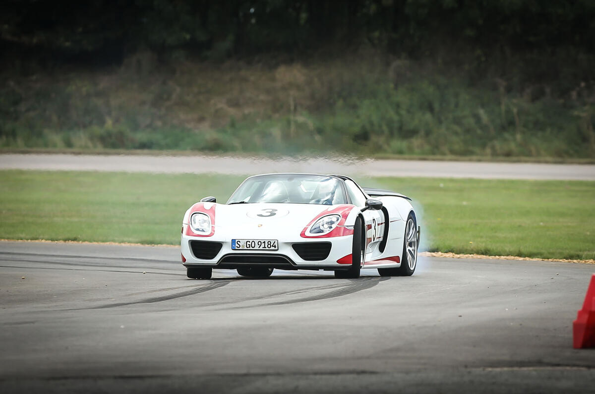 Comparison: Porsche 918 Spyder versus McLaren P1