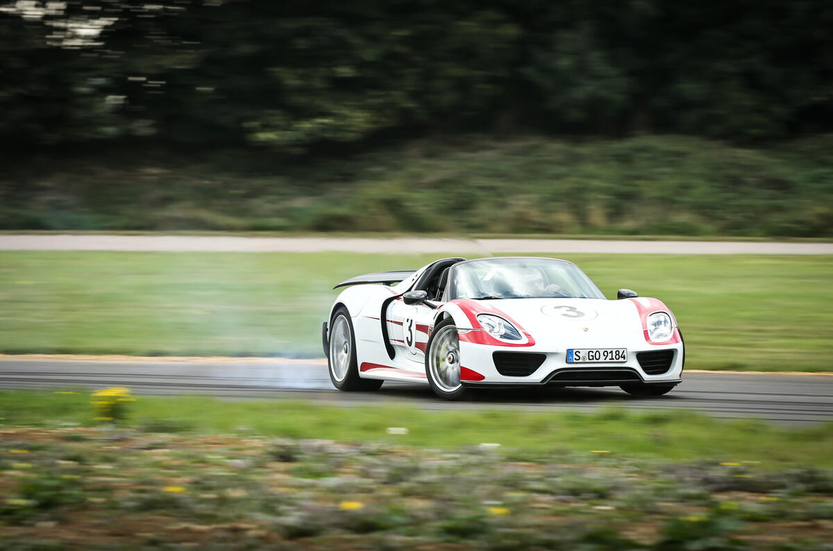 Comparison: Porsche 918 Spyder versus McLaren P1