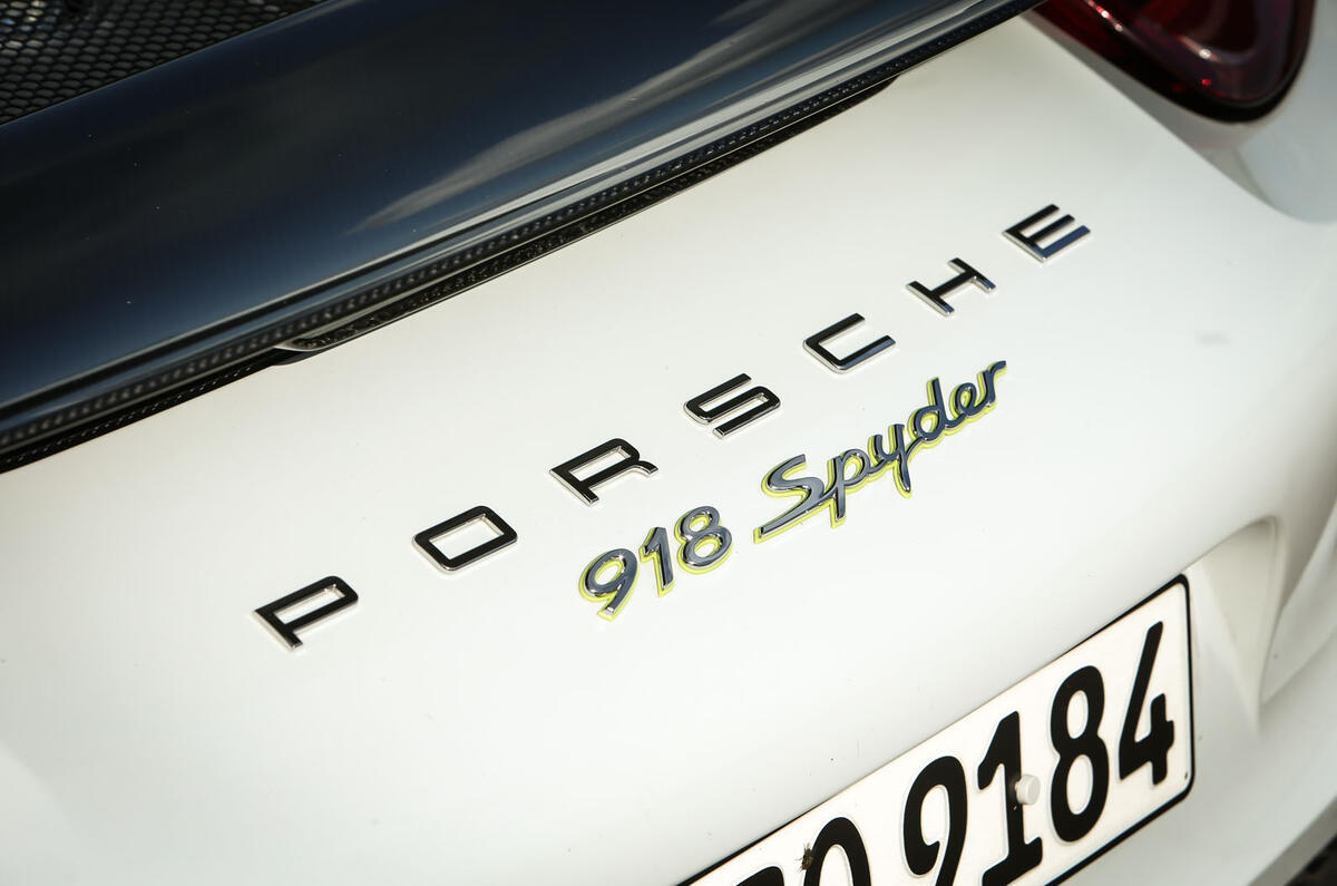 Comparison: Porsche 918 Spyder versus McLaren P1