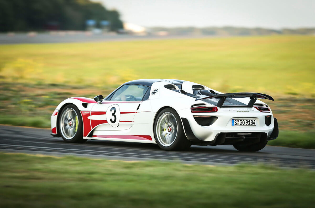 Comparison: Porsche 918 Spyder versus McLaren P1