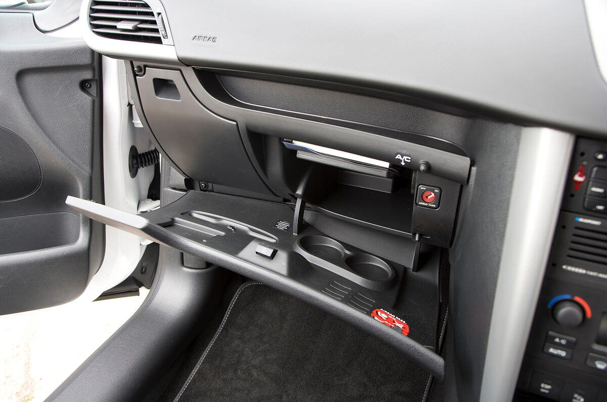 Peugeot 207 glovebox