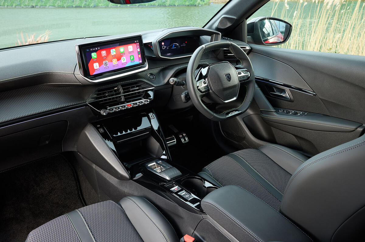 peugeot 208 2024 04 interior