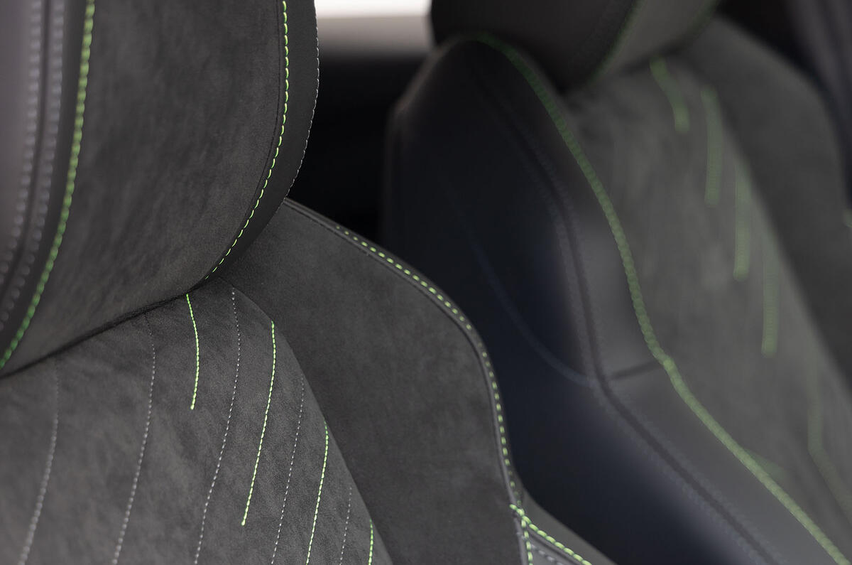 peugeot 208 2024 05 seats trim