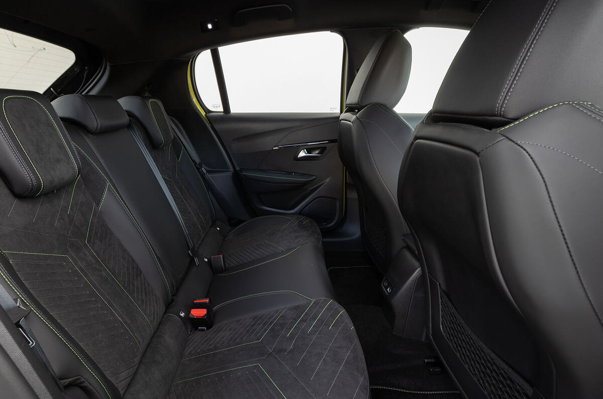 peugeot 208 2024 06 rear seats