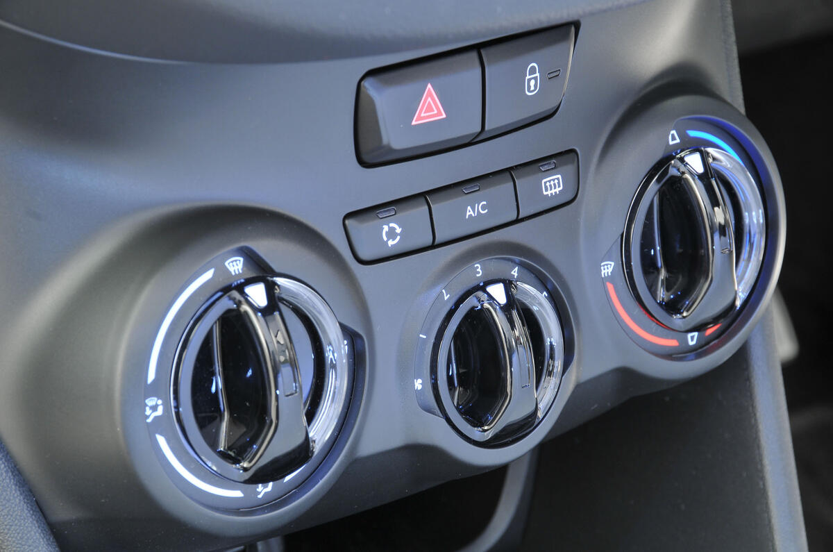 Peugeot 208 climate controls