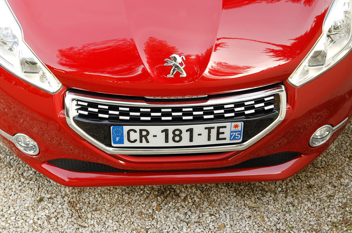 Peugeot 208 GTi front grille