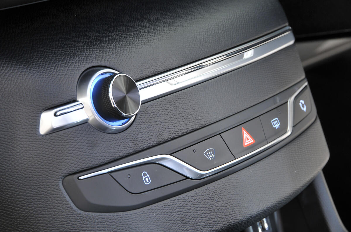 Peugeot 308 centre console