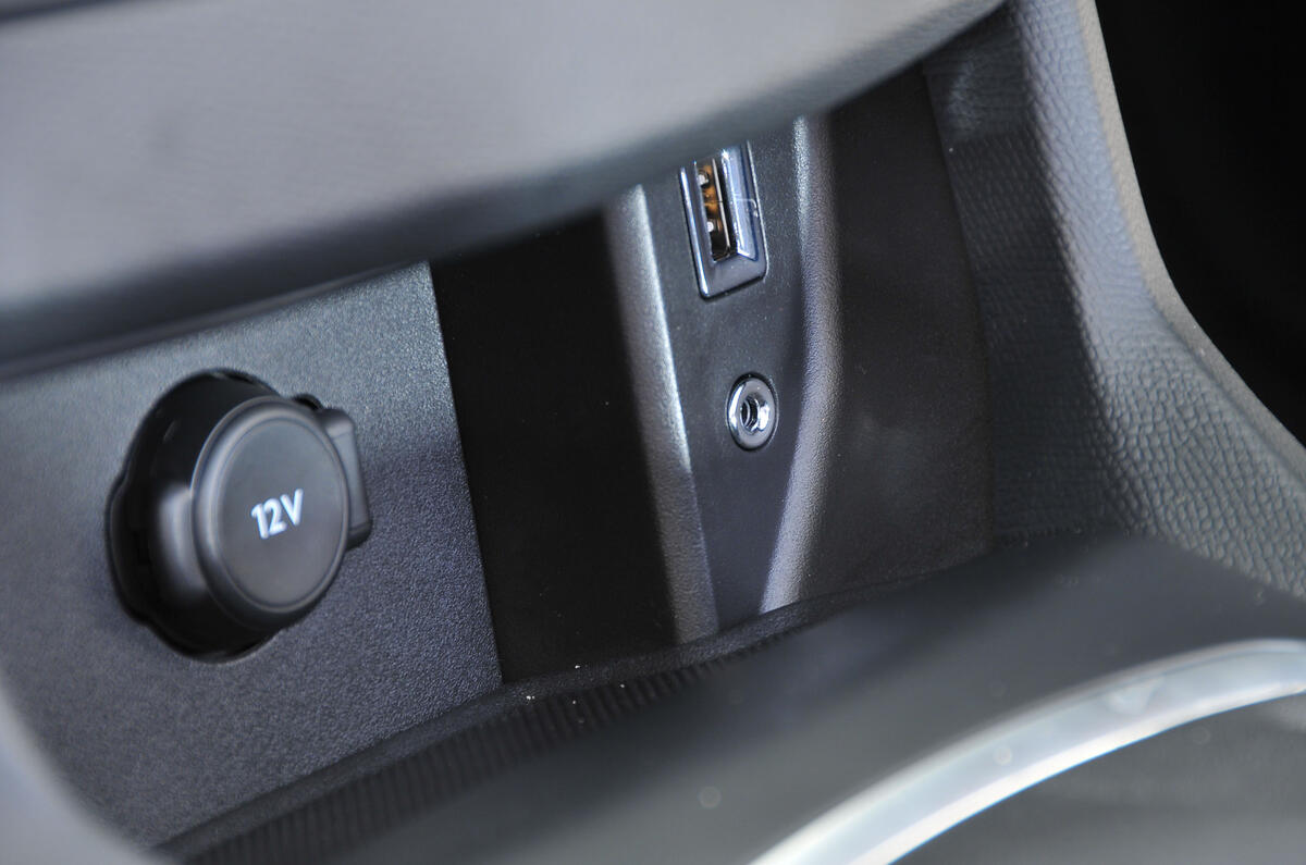 Peugeot 308 USB port