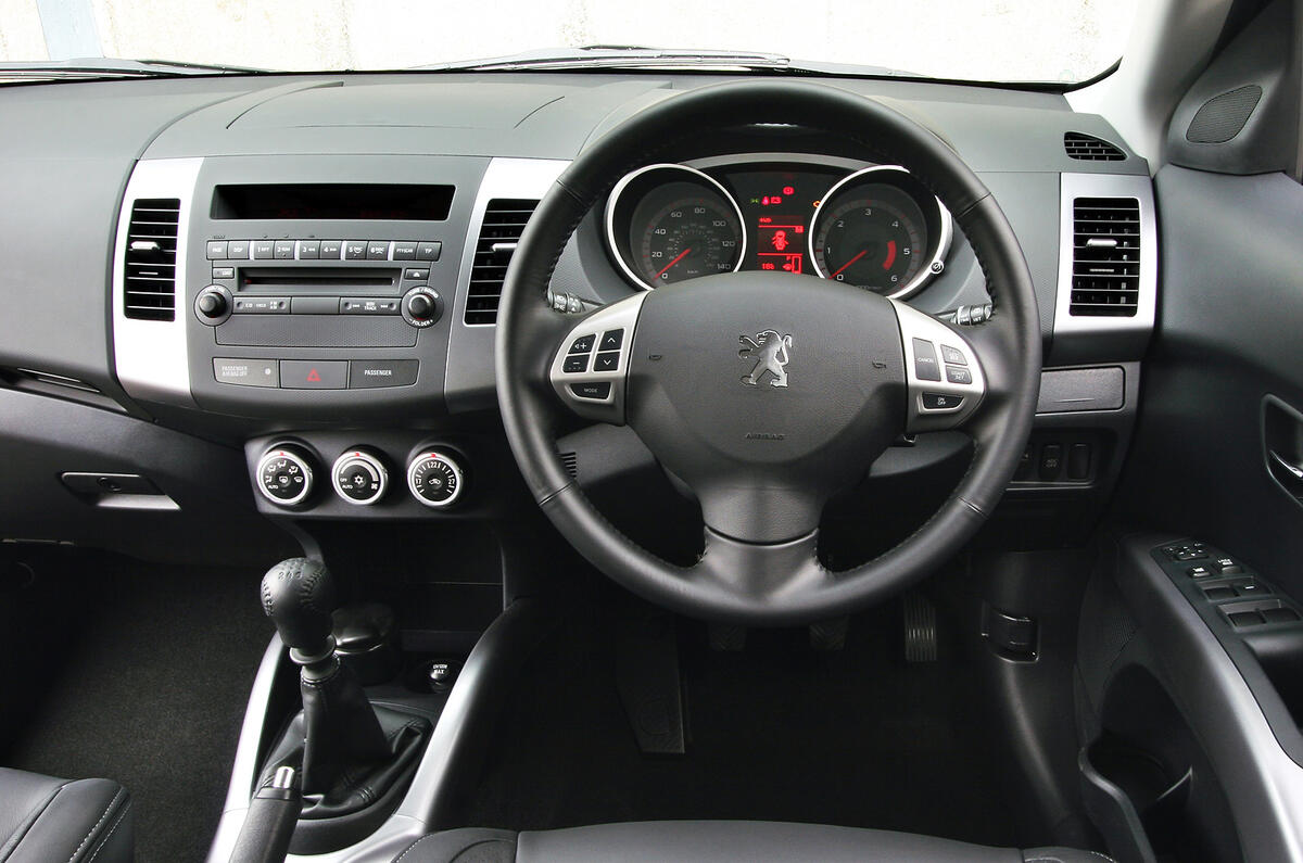 Peugeot 4007 dashboard